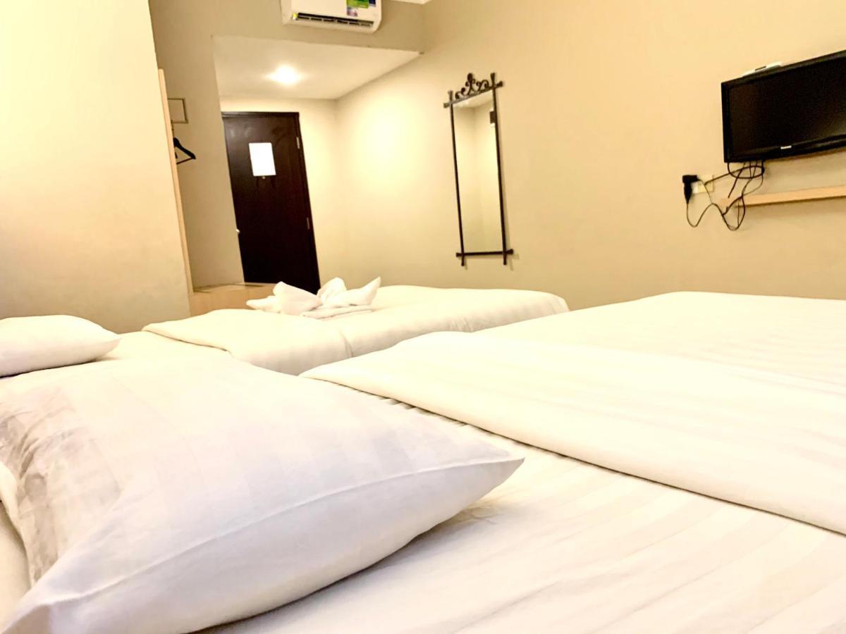 Sky View Hotel Managed By Os Batam Esterno foto